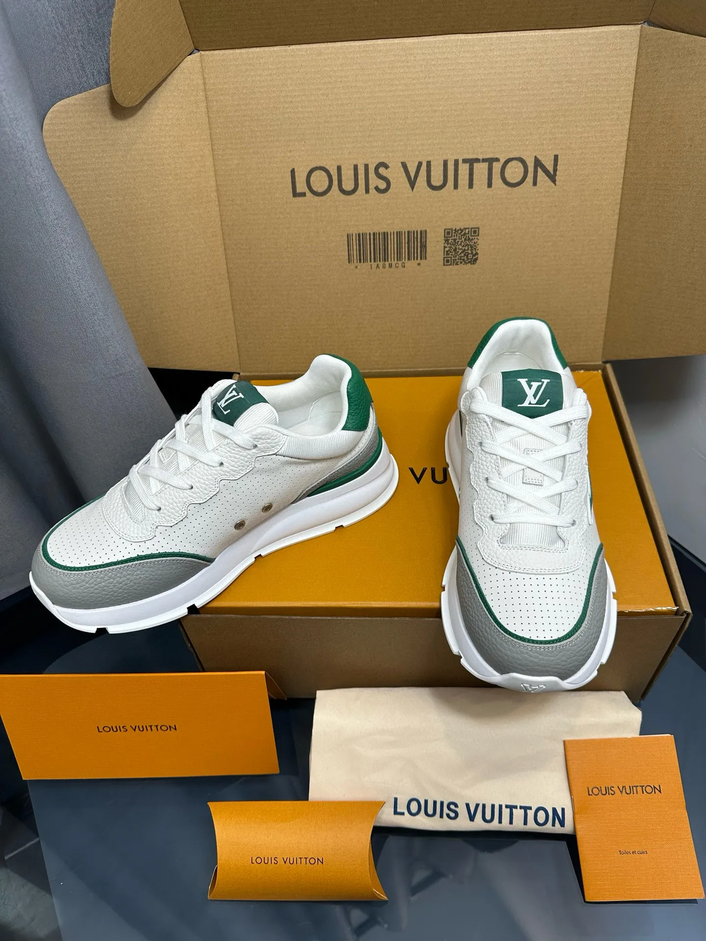 Factory price: 700💰🌈LV | Louis Vuitton 2025𝐬𝐬 🧡💚2025 spring and summer new style top version‼ ️The original version is the same. The counter focuses on the latest casual shoes and new hard goods🆕 ❥Purchasing agent level! Full of high-end feel! A popular model among bloggers at home and abroad, it’s retro and fashionable, and looks stunning on your feet! Wear a lot of happiness! The official website's main recommendation★ ━━━━━ ЅᏇєєt ━━━━━ ▪️Upper: Original custom-made imported calfskin fabric ▪️Inner: breathable gauze imported from Italy ▪️Outsole: rubber foam ➕t men's men's shoes 💰u high-end outsole ▪️Color: nine colors available ▪️Shoe size: 35-44, (45, 46 customized)